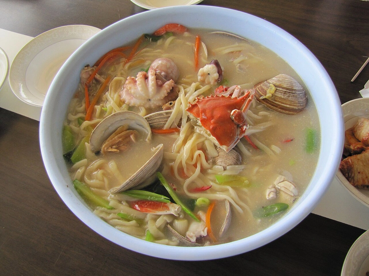 강동 몽돌해변 해물칼국수