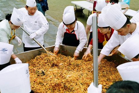 Looking for people to eat with for a Seoul foodie meetup and escape solo dining.