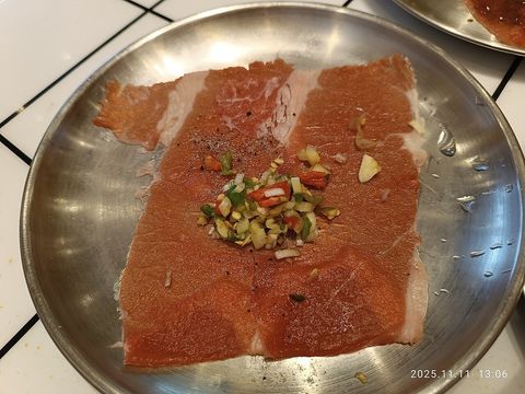 Yokohama Meat Restaurant Crew · Let's eat pork belly and beef together
