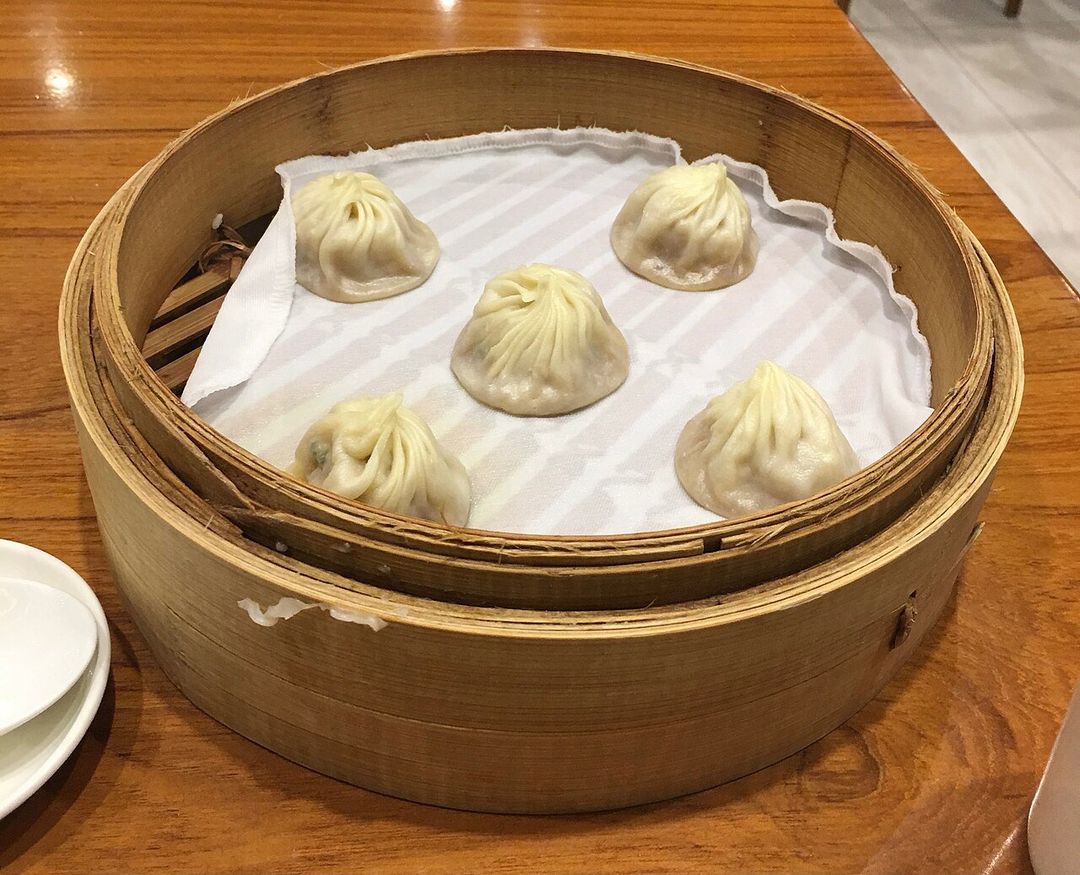 자싼 관탕바오 (贾三灌汤包子)