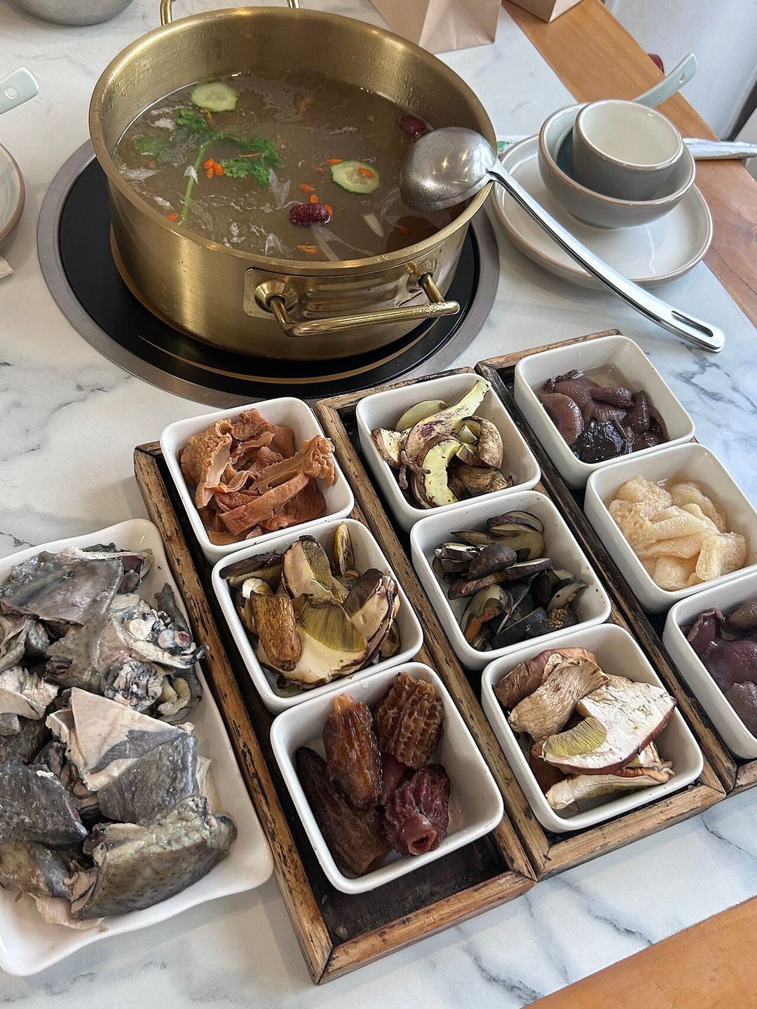 관상 야생버섯 훠궈 거리 (关上野生菌一条街)