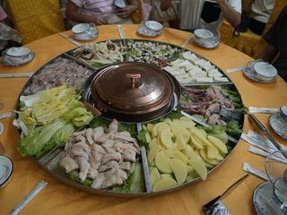 자이승 전망대 내려와서 몽골식 훠궈 저녁