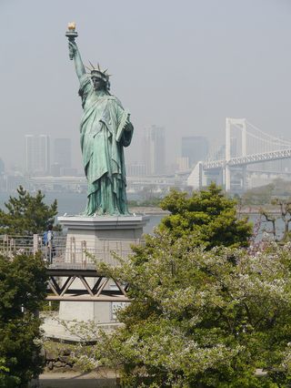 오다이바 해변공원 자유의여신상 앞 몬자야키