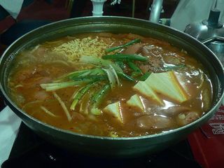 칠곡 맛집 정보 — 왜관 부대찌개 골목, 낙동강변 매운탕, 칠곡 참외와 사과 — 칠곡 근처 맛집