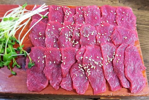 Mungtigi (raw beef slices)