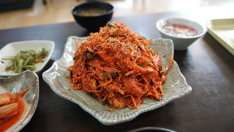 Baendaengi muchim (shad salad)