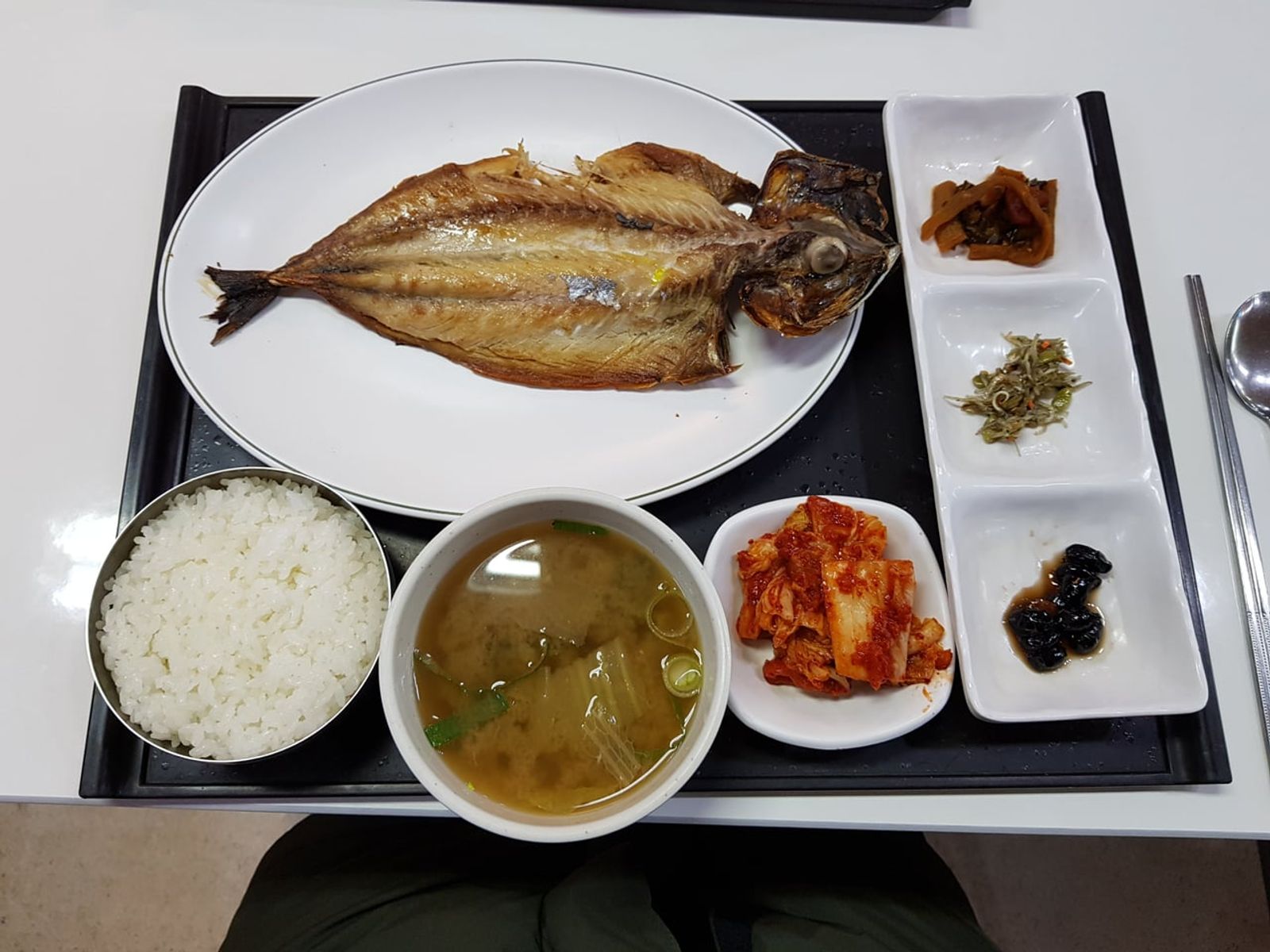 A grilled Andong salted mackerel set at the Andong rest area · Photo: 아라 / CC BY-SA 4.0 (Wikimedia Commons)
