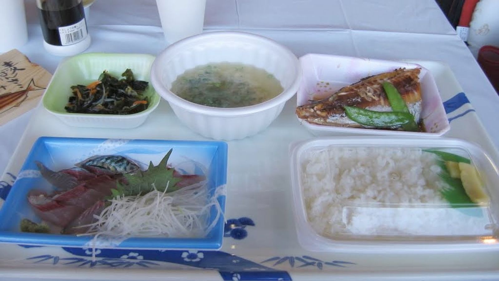 Horse mackerel and mackerel sashimi set meal at a Saganoseki local festival (2004) · Photo: Project Kei / CC BY-SA 4.0 (Wikimedia Commons)