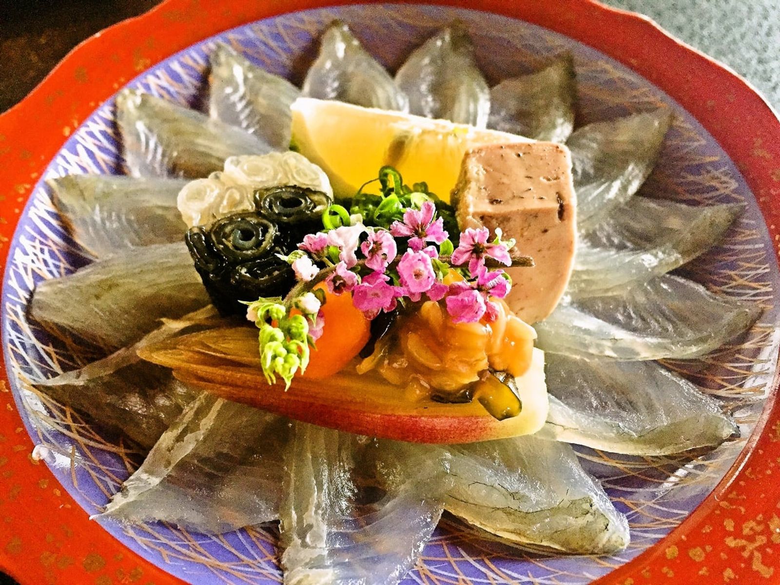 Shiroshita karei sashimi · Photo: Utan506 / CC BY-SA 4.0 (Wikimedia Commons)