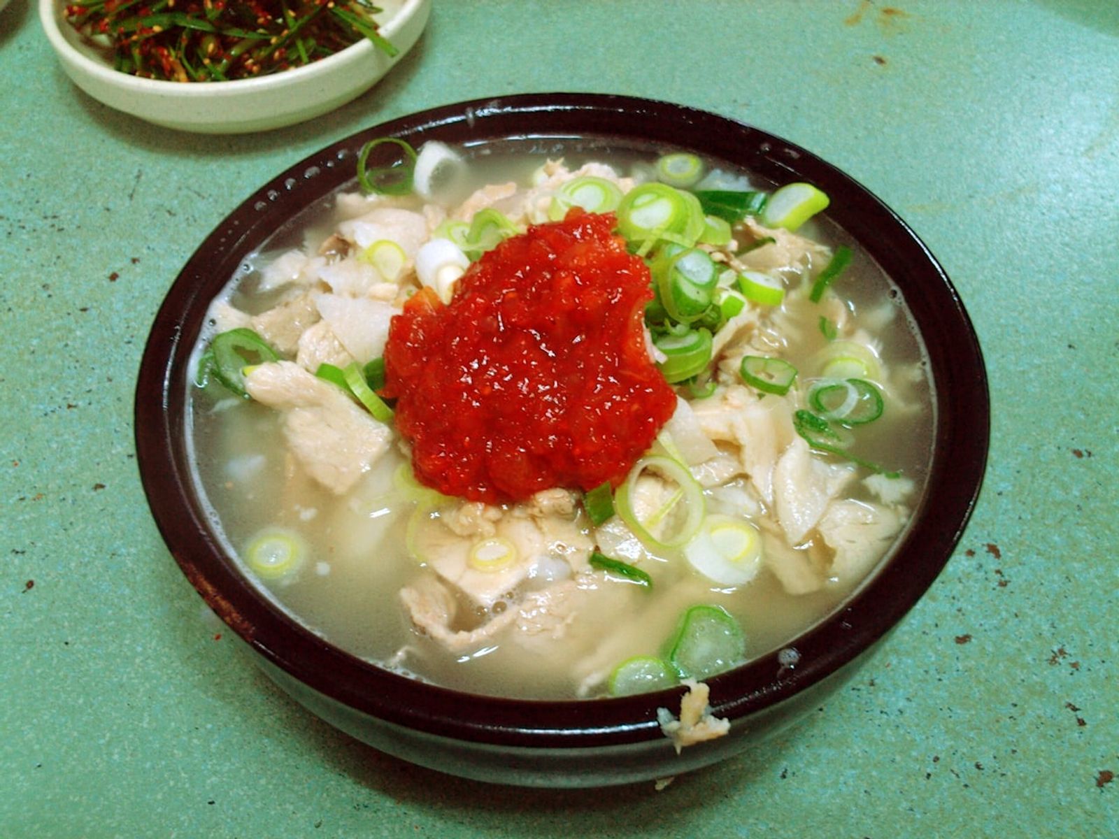 タデギをのせたテジクッパ · 写真: Leefect / CC BY-SA 3.0 (Wikimedia Commons)