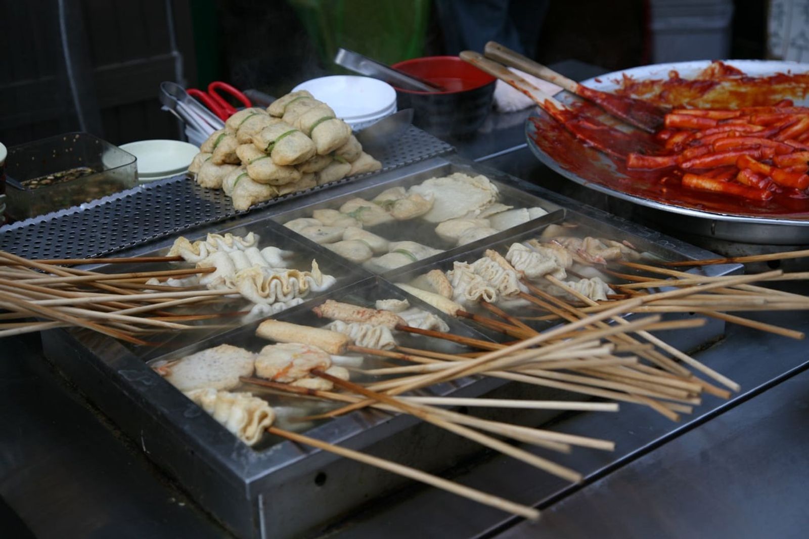 Skewered eomuk and tteokbokki at Bupyeong Kkangtong Market · Photo: Junho Jung (Flickr) / CC BY-SA 3.0 (Wikimedia Commons)