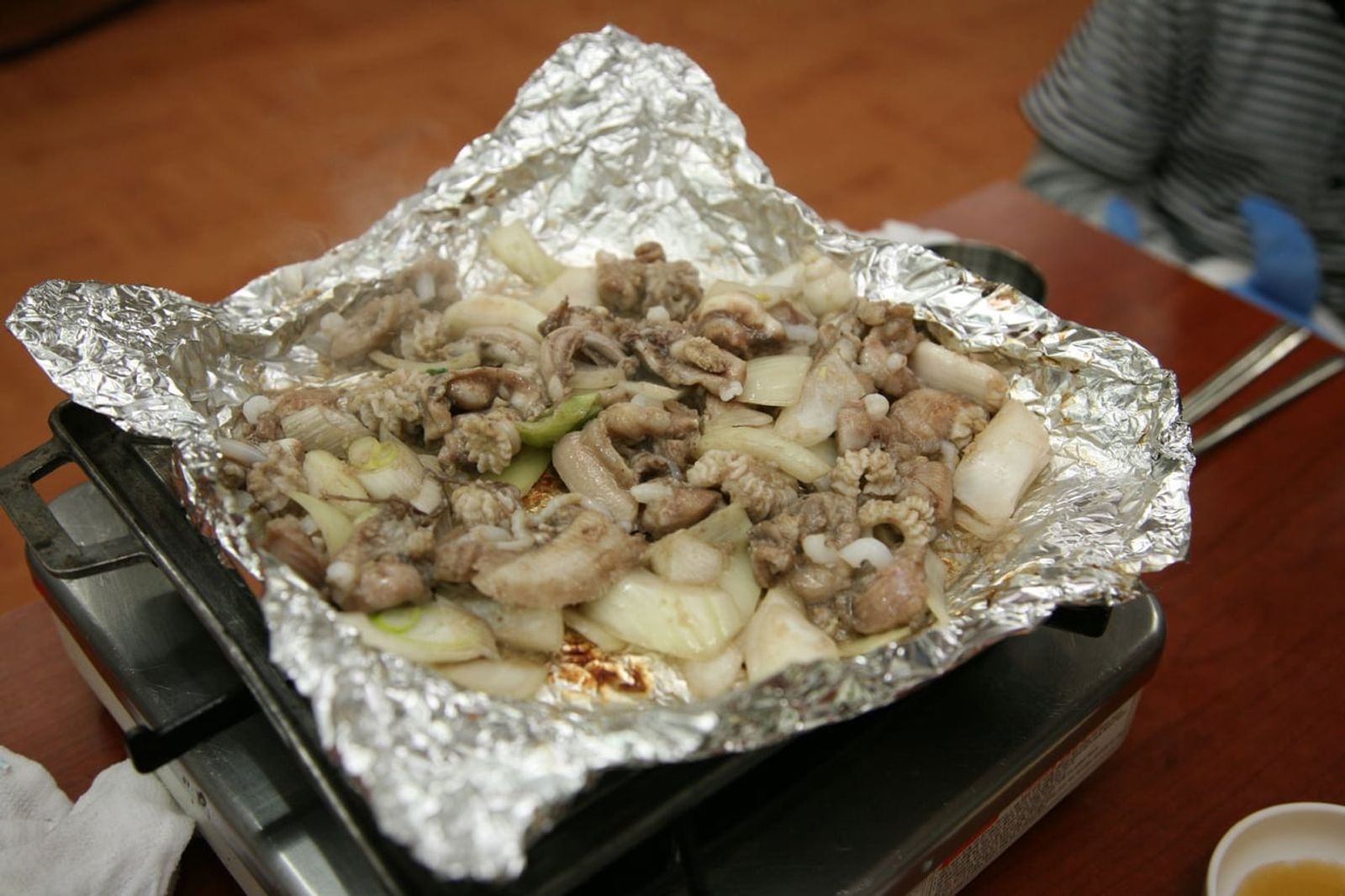 Grilled hagfish at Haeundae Market, Busan · Photo: Junho Jung (Flickr) / CC BY-SA 3.0 (Wikimedia Commons)
