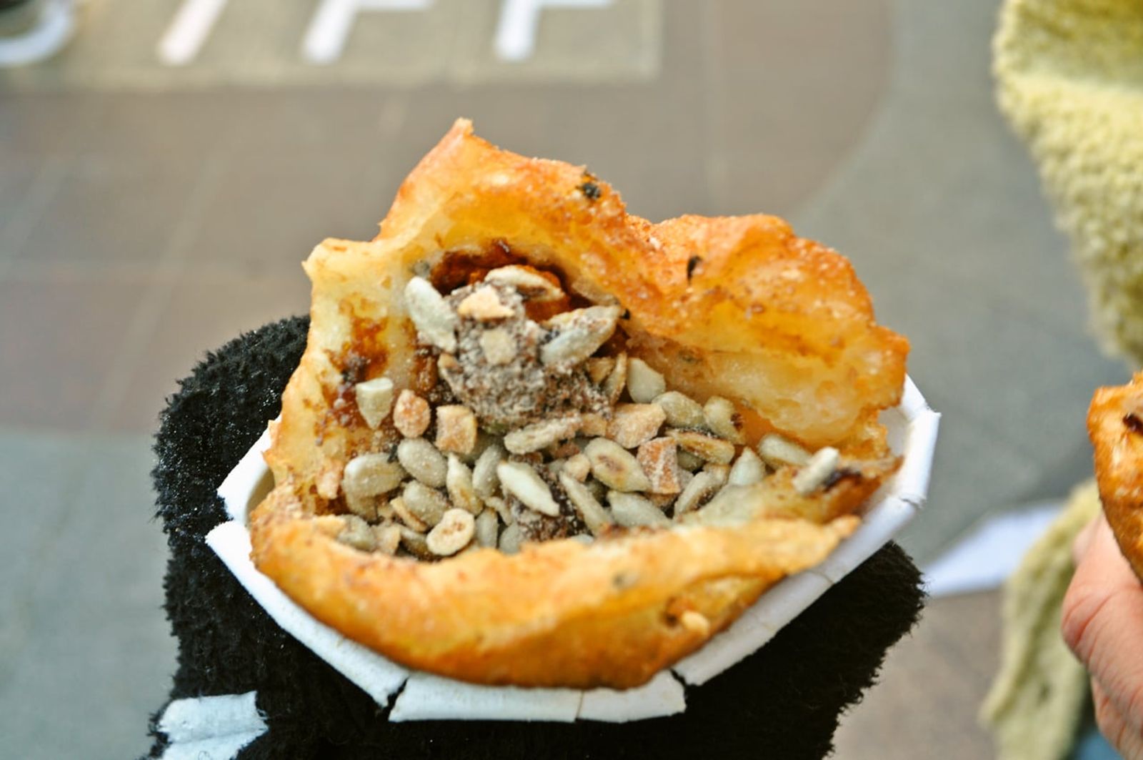 Busan ssiat hotteok packed with seeds · Photo: Tmannya / CC BY-SA 3.0 (Wikimedia Commons)