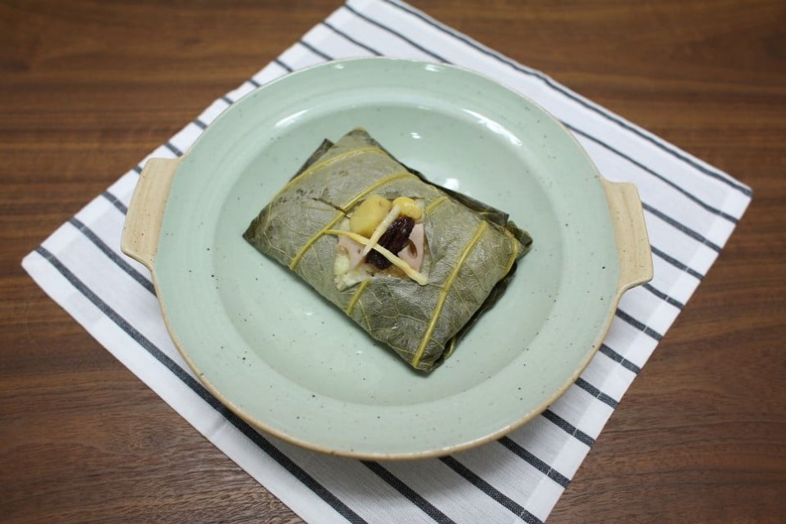Lotus leaf rice with the leaf unfolded · Photo: Dr 방원장 / CC BY 4.0 (Wikimedia Commons)
