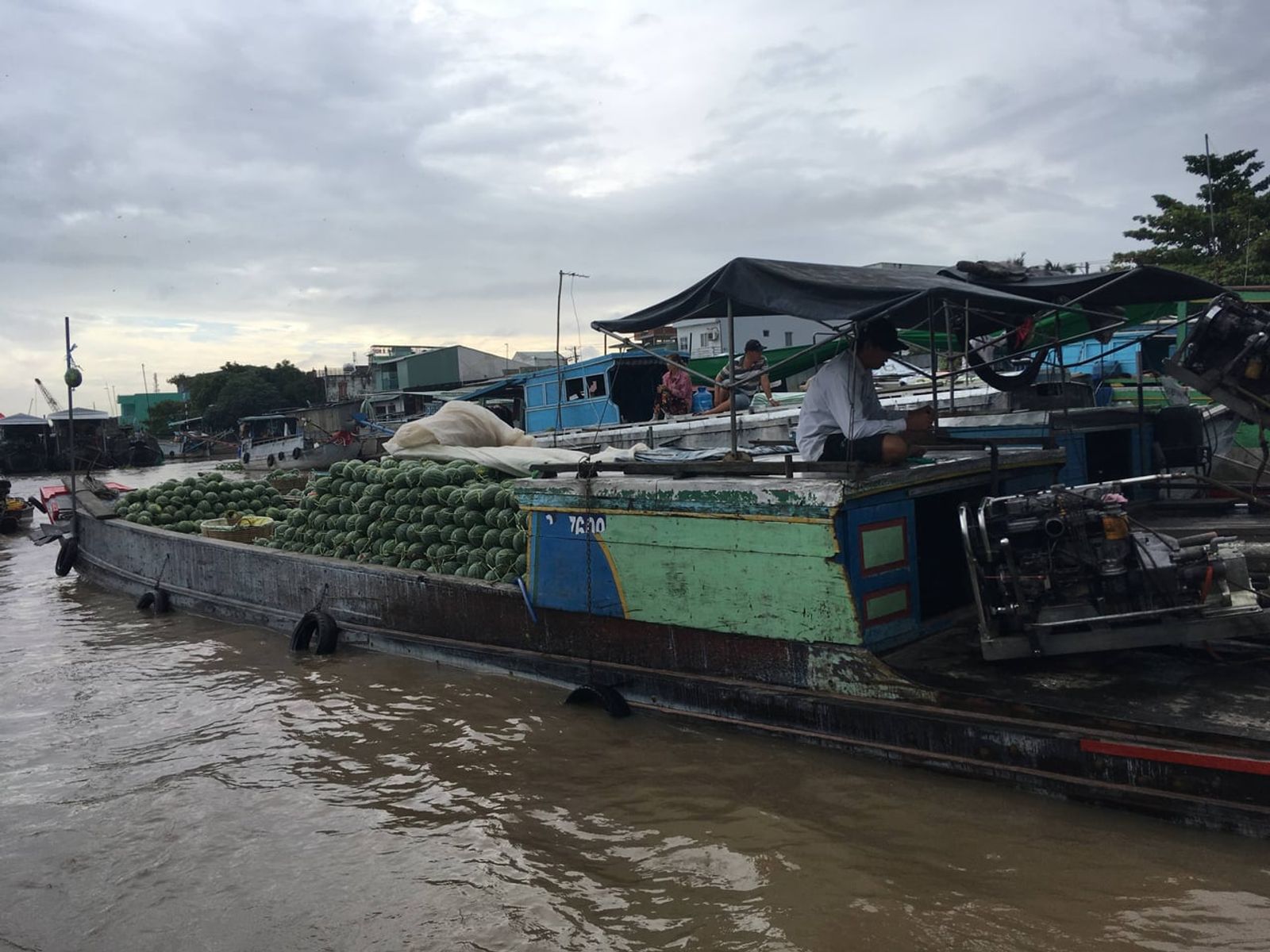 A boat loaded with watermelons at Cái Răng floating market · Photo: Christophe95 / CC BY-SA 4.0 (Wikimedia Commons)