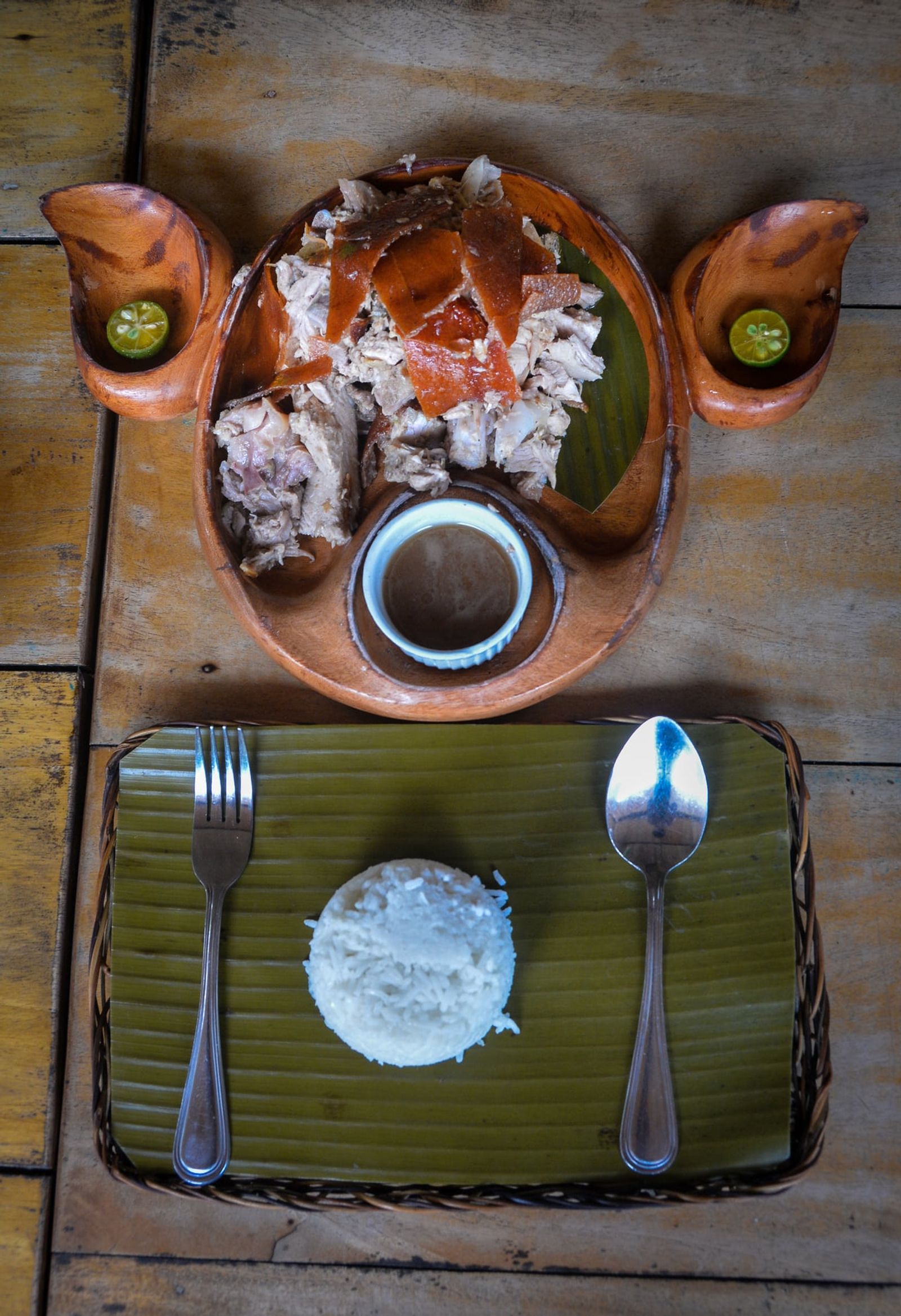 Cebu lechon served on a platter · Photo: EMMAN A. FORONDA / CC BY-SA 4.0 (Wikimedia Commons)