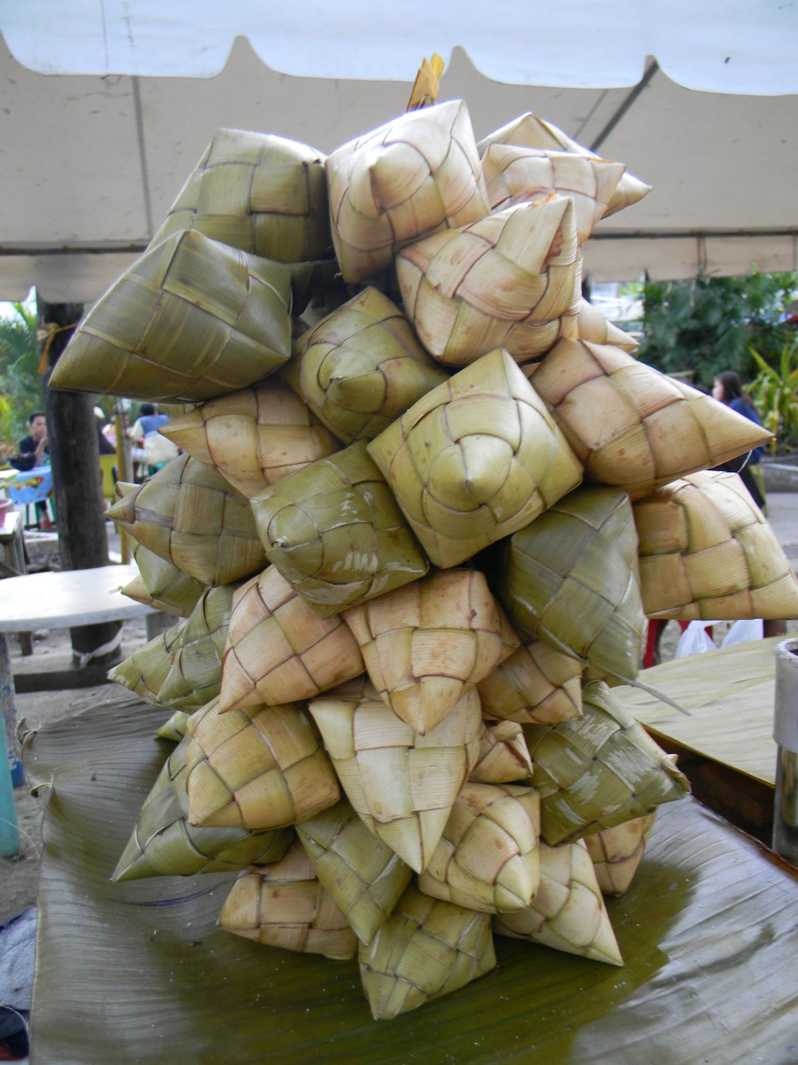 Puso hanging at a stall in Cebu City · Photo: Prussiakira / CC BY-SA 3.0 (Wikimedia Commons)