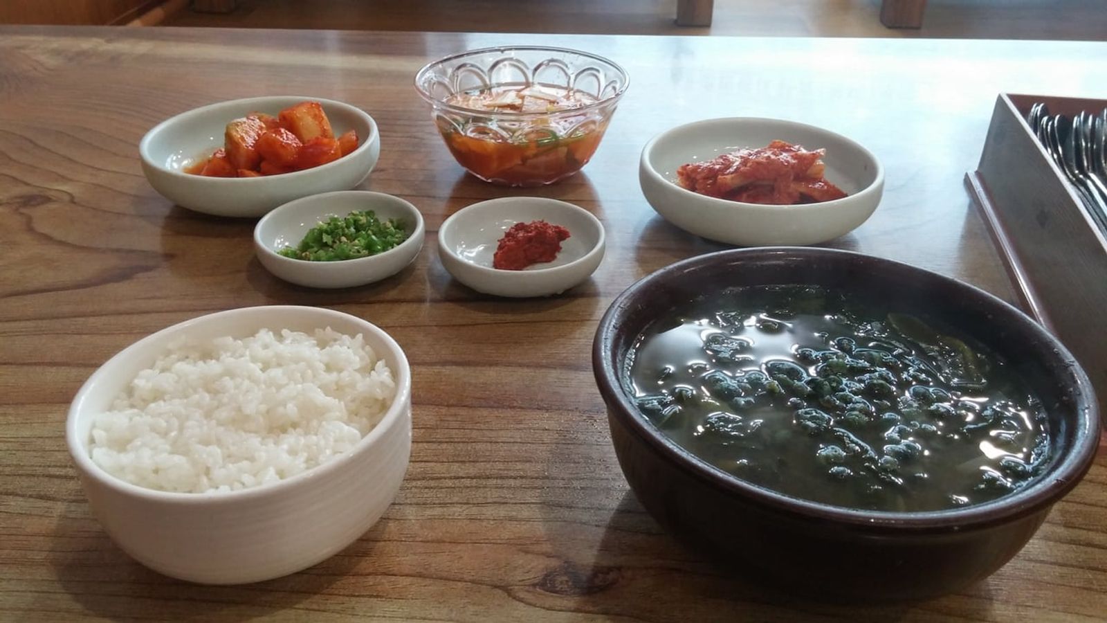 A table set with freshwater snail soup · Photo: Jocelyndurrey / CC BY-SA 4.0 (Wikimedia Commons)