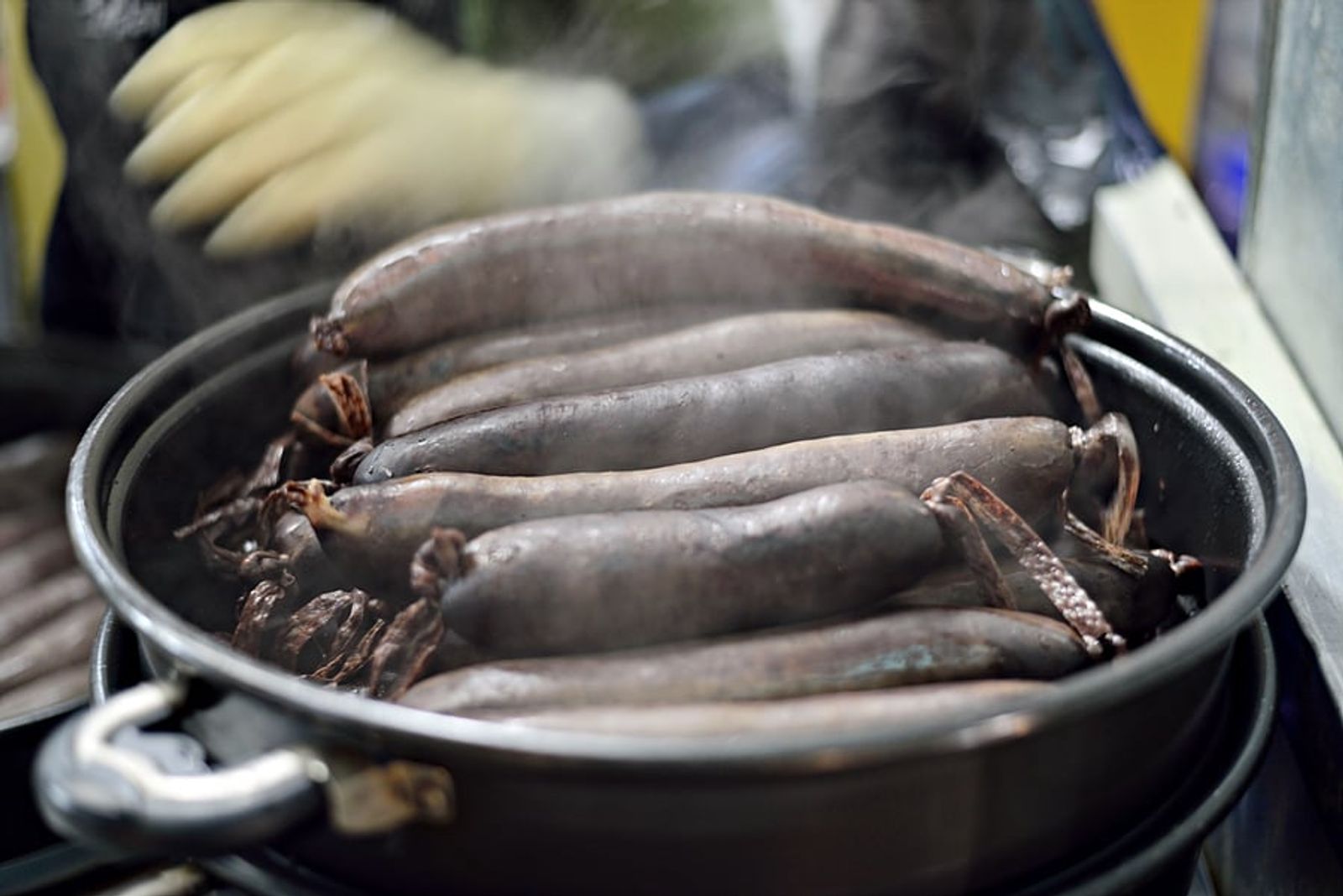 Sundae being steamed · Photo: 삼달 / CC BY 2.0 kr (Wikimedia Commons)