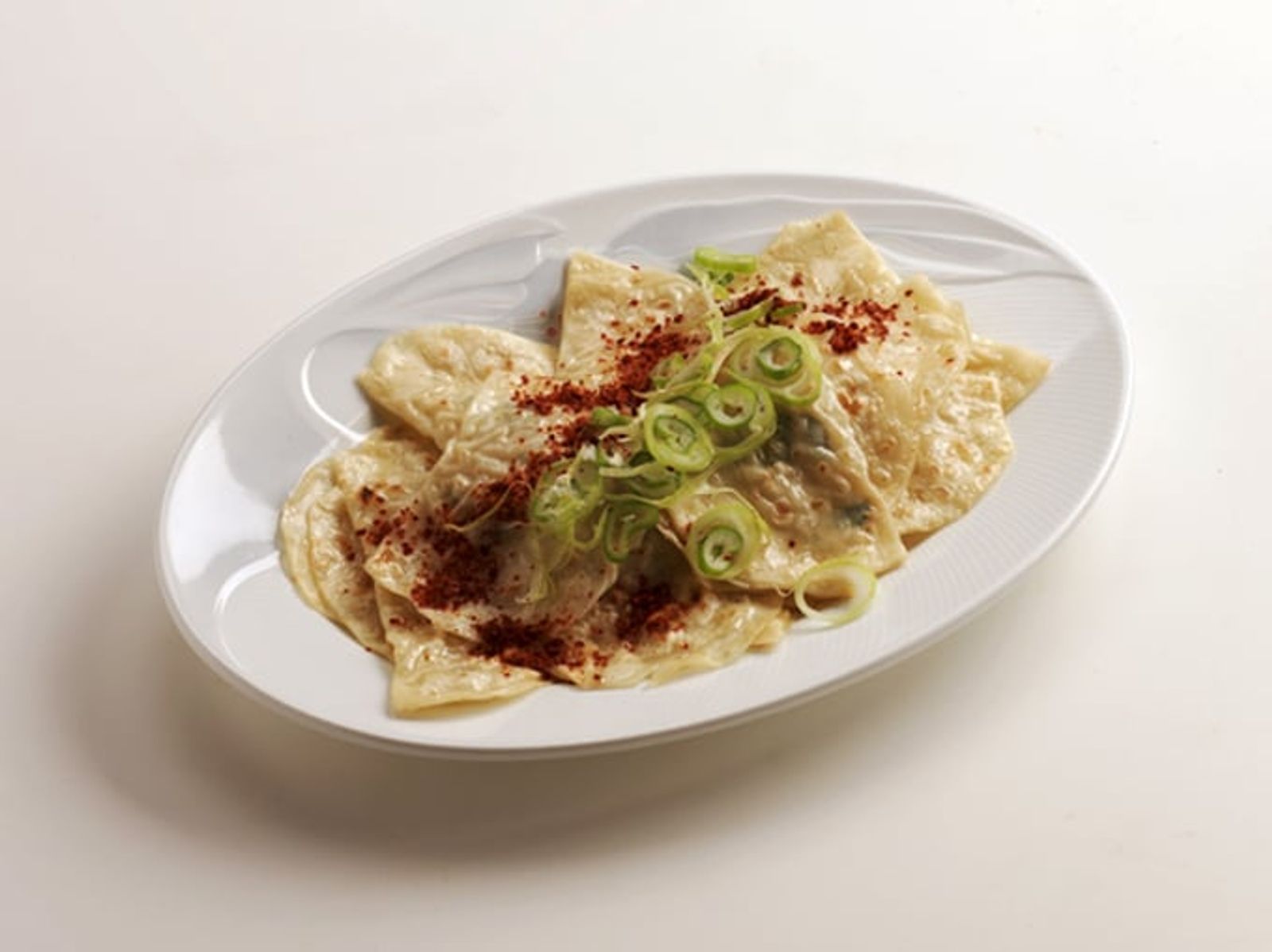 Napjak-mandu with soy sauce, scallion and chili flakes · Photo: 대구광역시 / CC BY 4.0 (Wikimedia Commons)