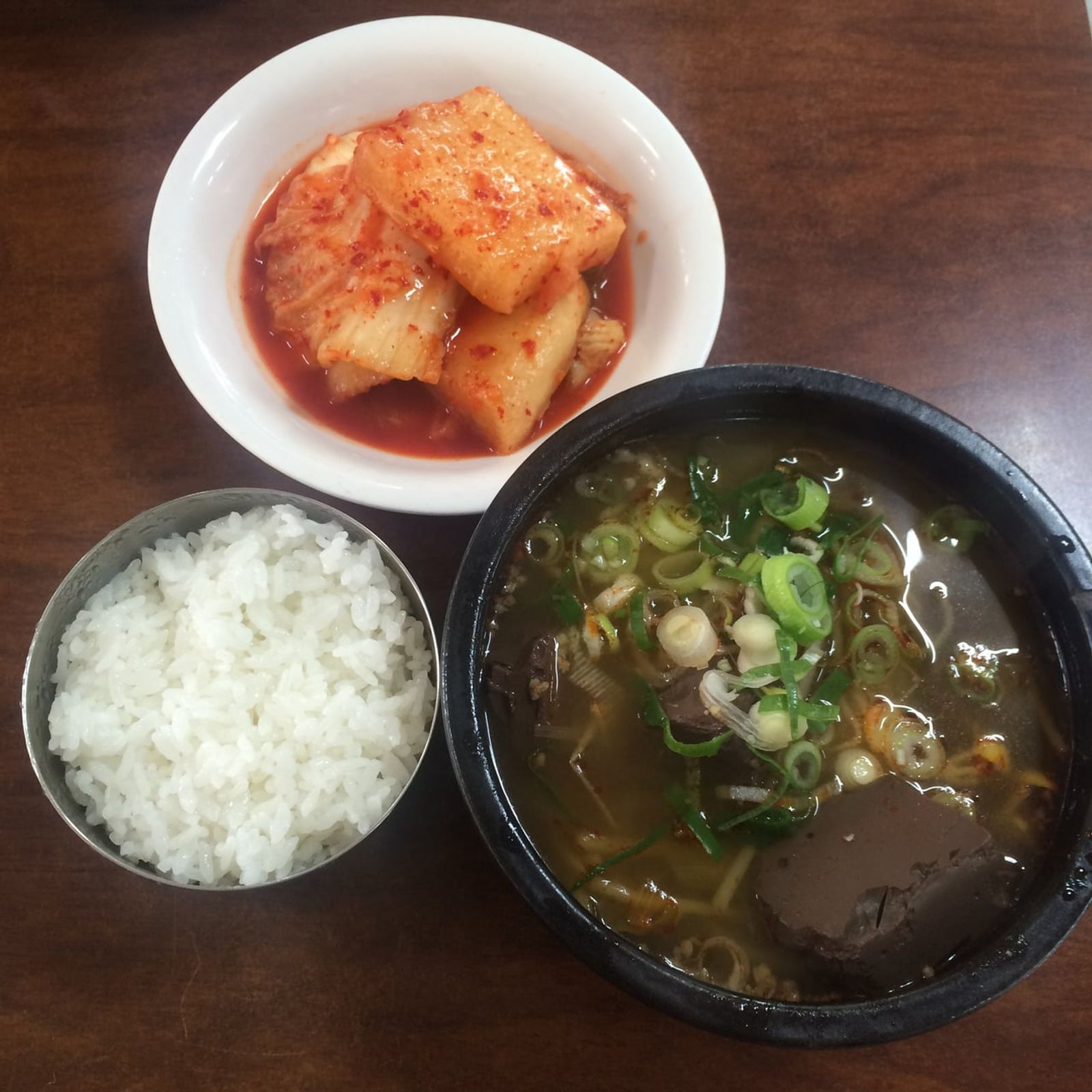 Ttaro-gukbap with rice and soup served separately · Photo: chomjong / CC BY 2.0 (Wikimedia Commons)