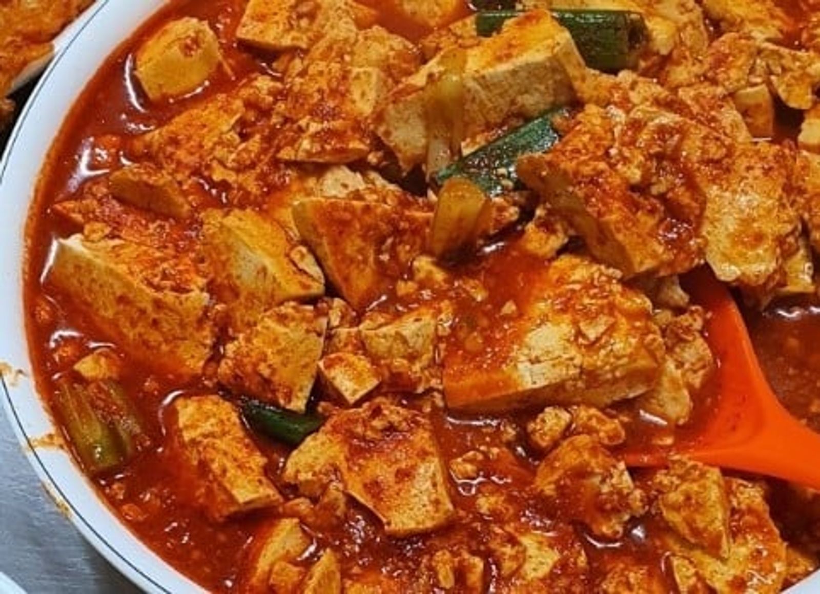 赤いタレの豆腐トゥルチギ · 写真: 이랑이랑 / CC BY 2.0 kr (Wikimedia Commons)