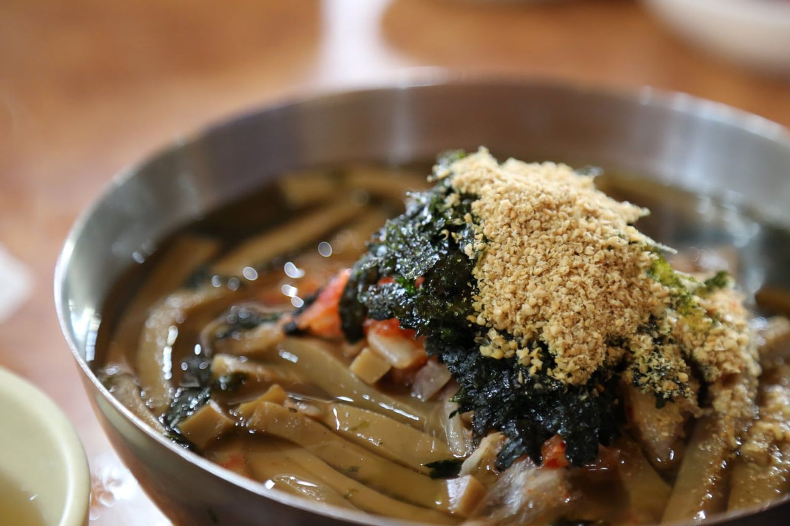 A bowl of Gujeuk acorn jelly in Daejeon · Photo: Ryan Bodenstein / CC BY 2.0 (Wikimedia Commons)
