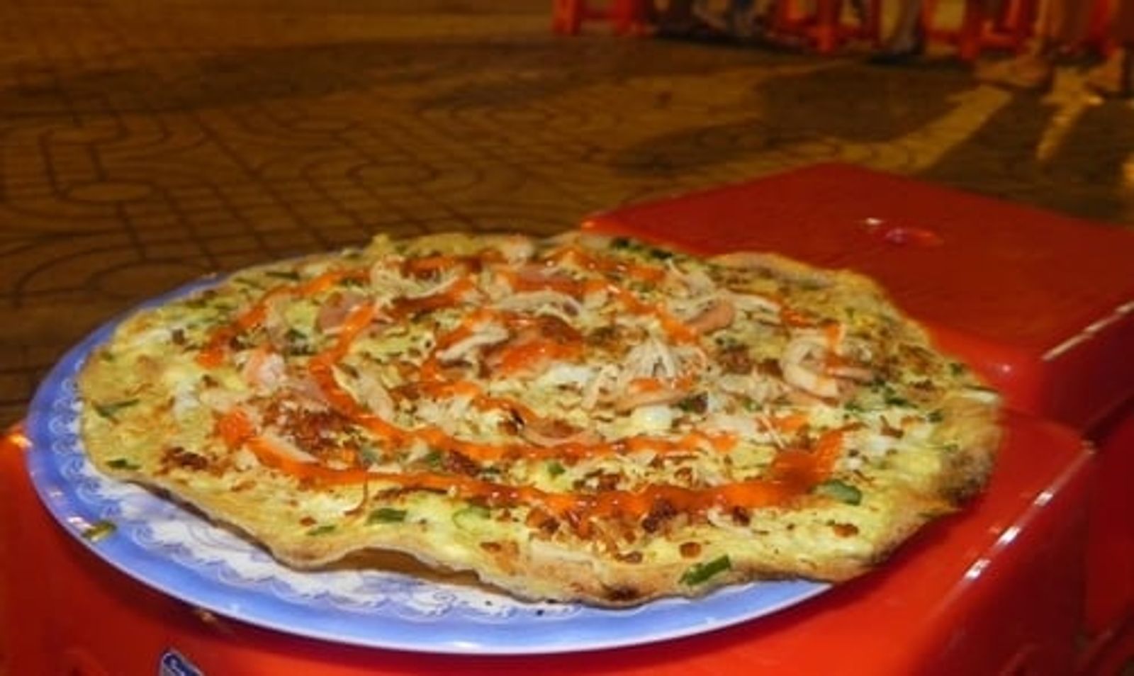 Bánh tráng nướng with toppings · Photo: Huutai11791 / CC BY-SA 3.0 (Wikimedia Commons)