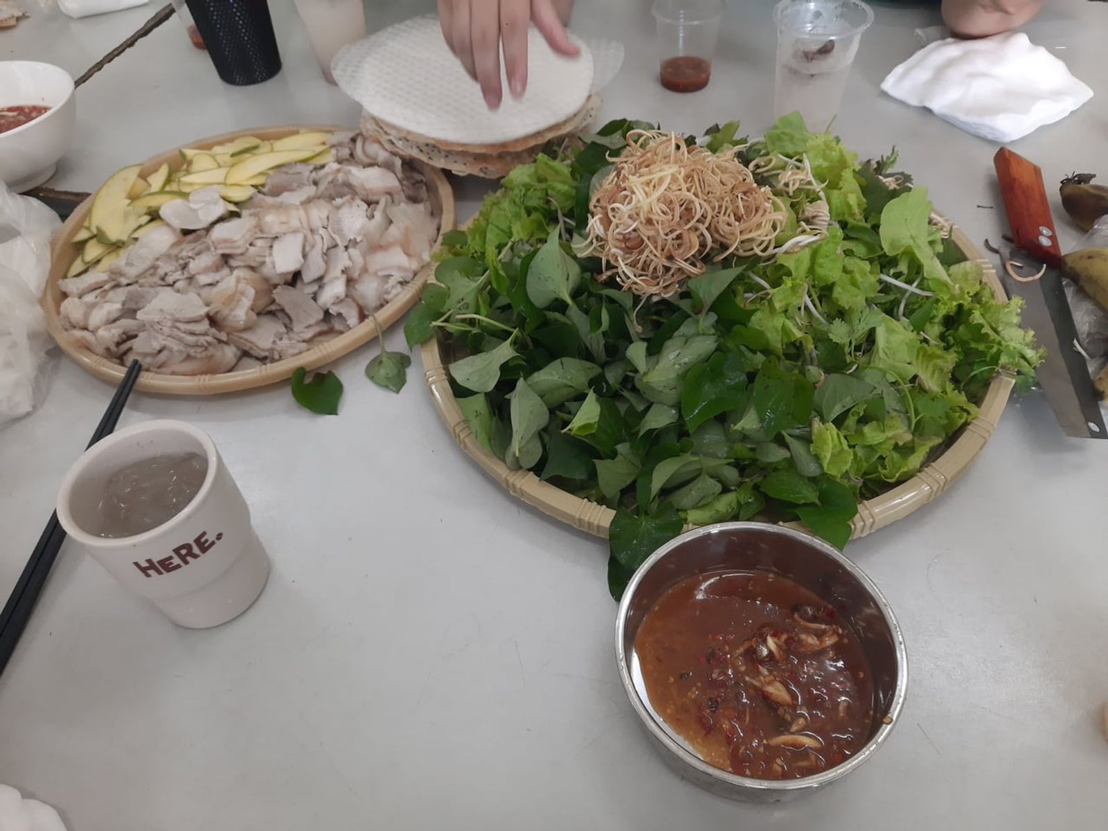 Boiled pork, fresh greens, rice paper and mắm nêm · Photo: Lê Huỳnh Bộ / CC BY-SA 4.0 (Wikimedia Commons)