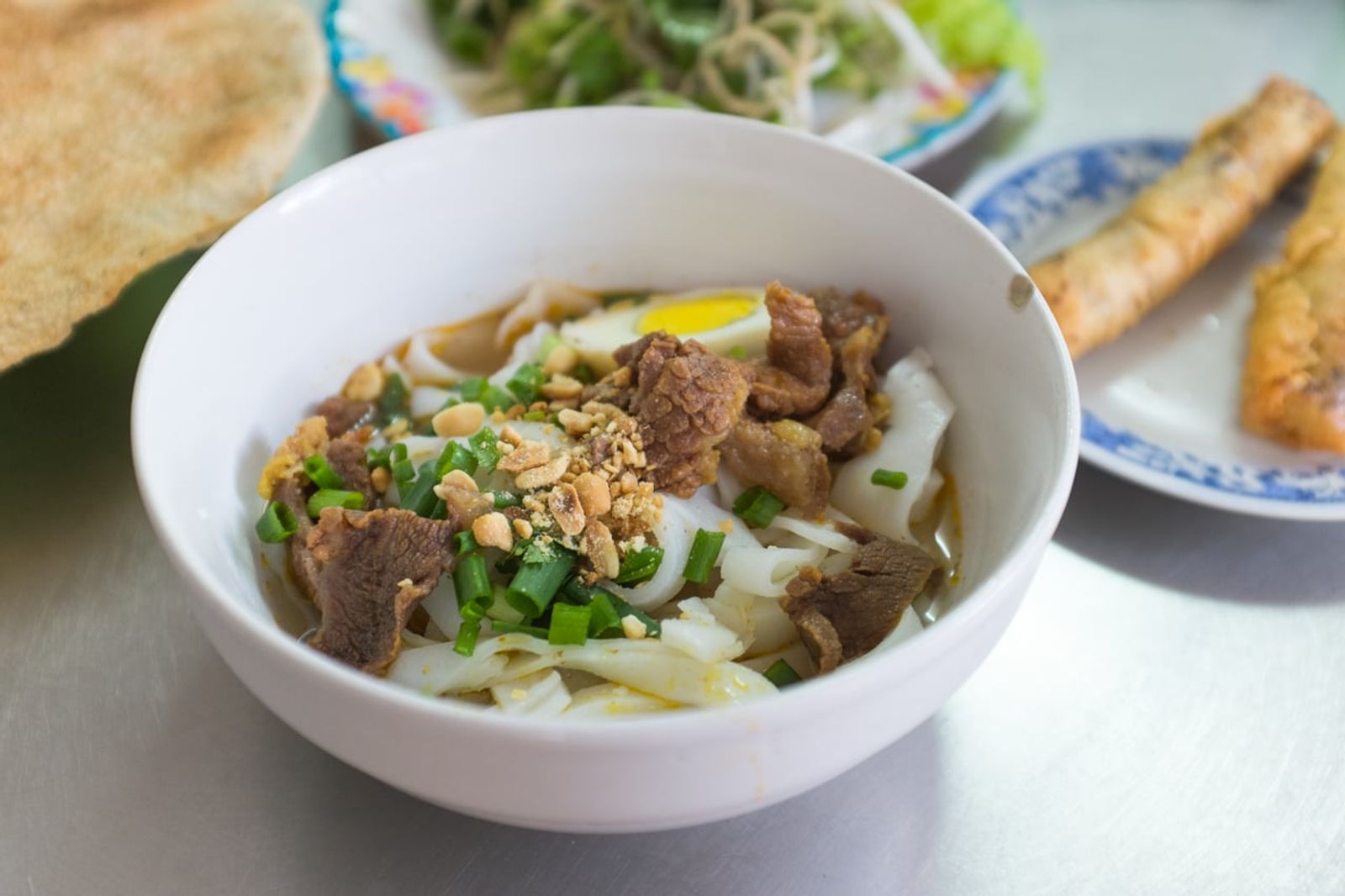 ダナンの牛肉ミークアンとごま煎餅 · 写真: Christopher Crouzet / CC BY-SA 4.0 (Wikimedia Commons)