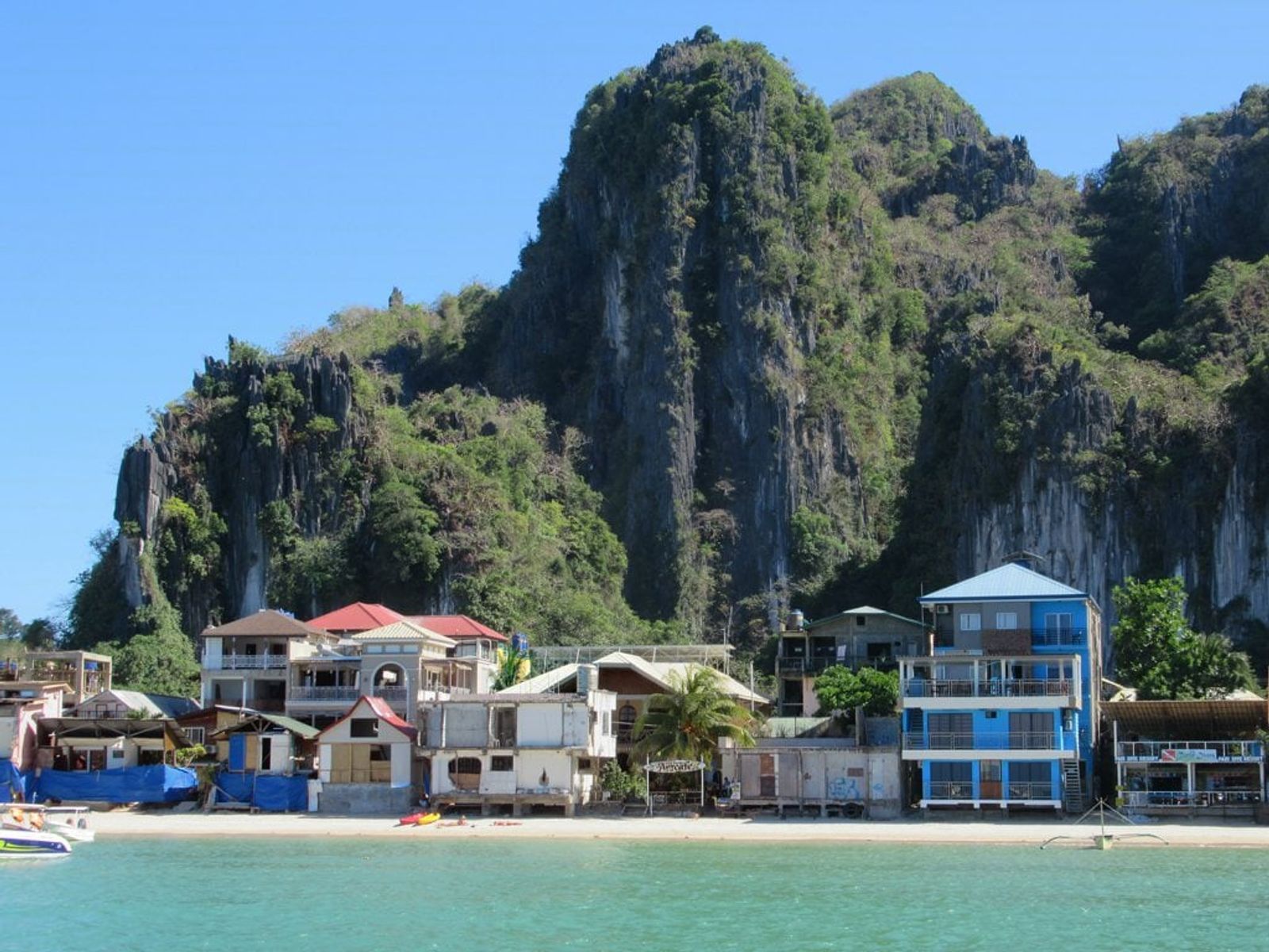Taraw Cliff, the limestone wall rising behind El Nido town · Photo: David Stanley from Nanaimo, Canada / CC BY 2.0 (Wikimedia Commons)