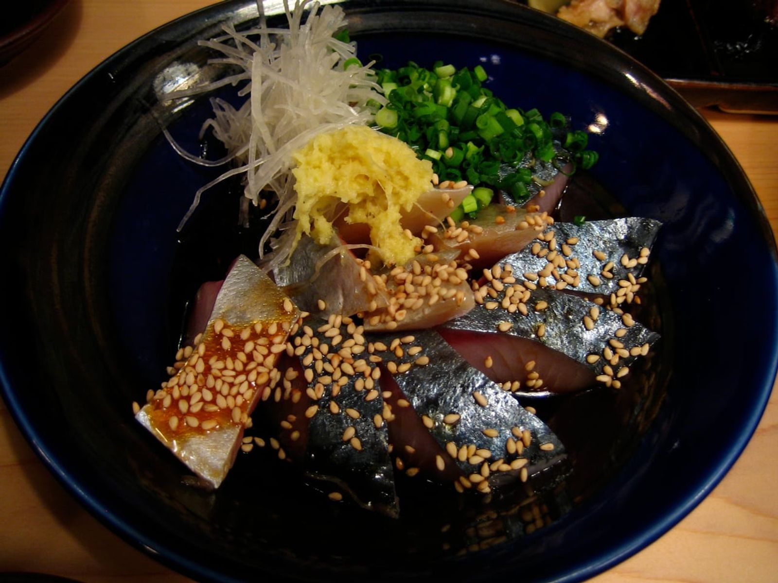 ごまをたっぷりかけたごまさば · 写真: ayustety from Tokyo, Japan / CC BY-SA 2.0 (Wikimedia Commons)
