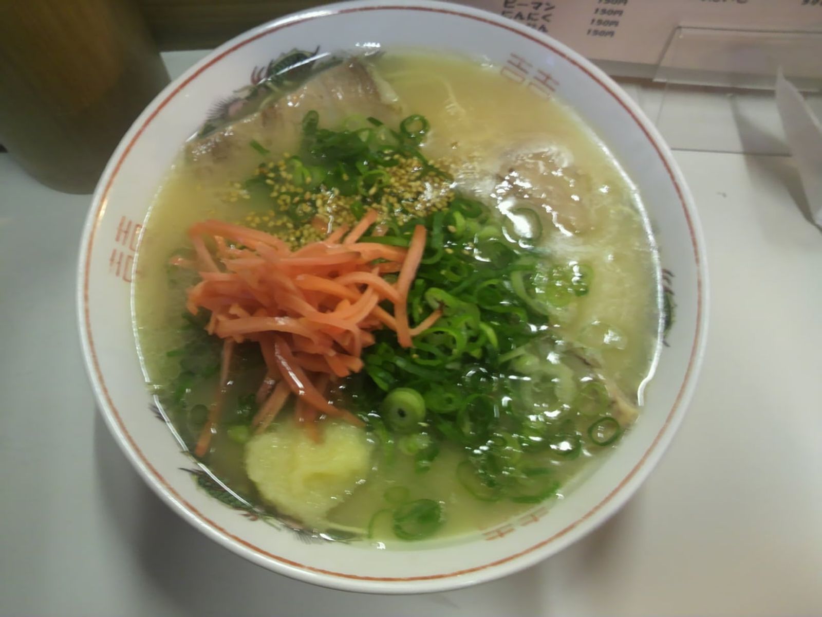 Hakata tonkotsu ramen with pickled ginger, sesame and green onion · Photo: vigorous_action / CC BY-SA 3.0 (Wikimedia Commons)
