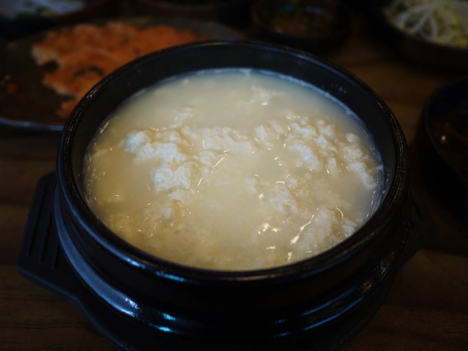 トゥッペギに入った白いスンドゥブ · 写真: 맛집마차 / CC BY 4.0 (Wikimedia Commons)