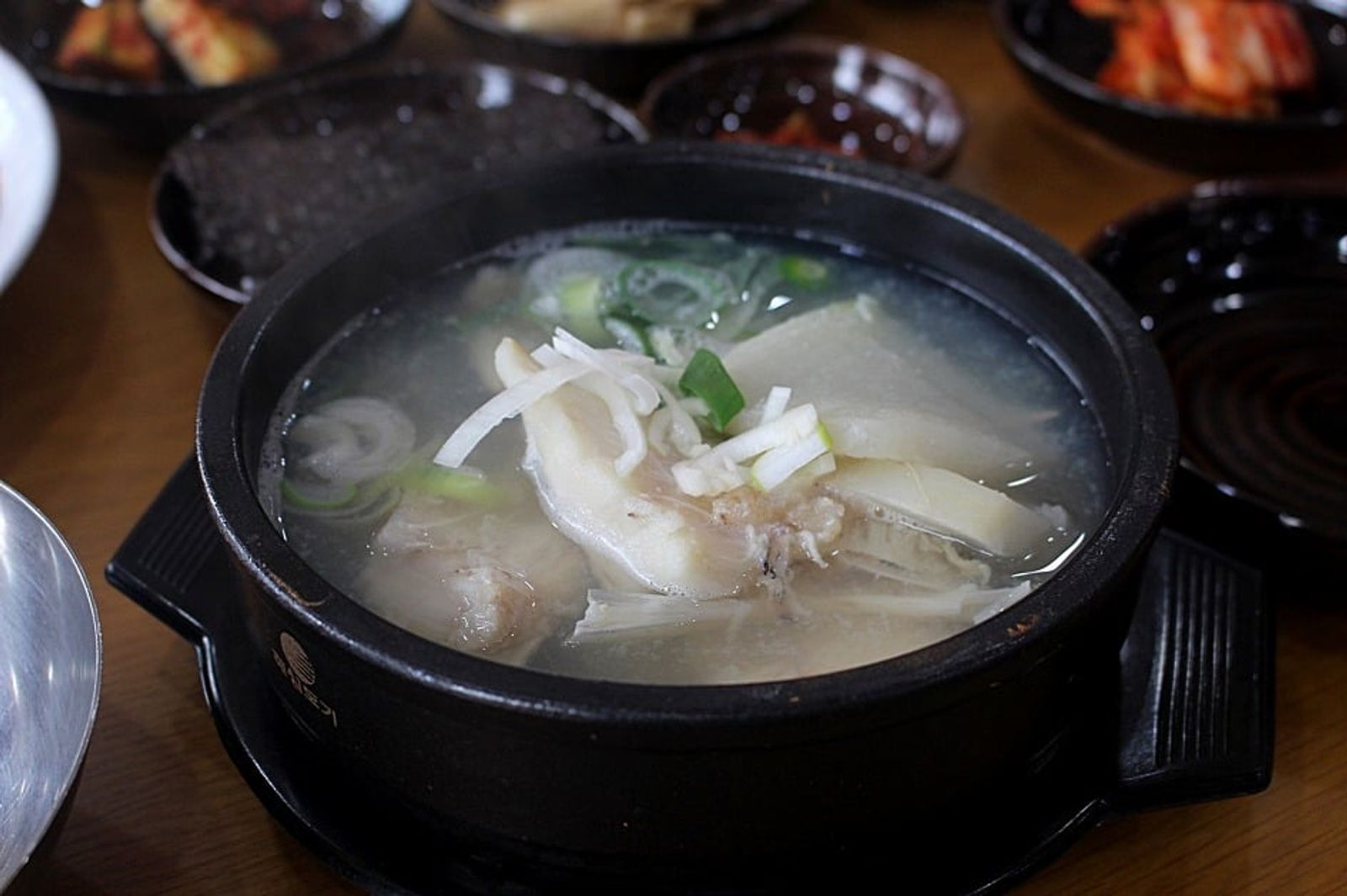 Clear cod soup (daegu-tang) · Photo: 대경라이프 / CC BY-SA 4.0 (Wikimedia Commons)