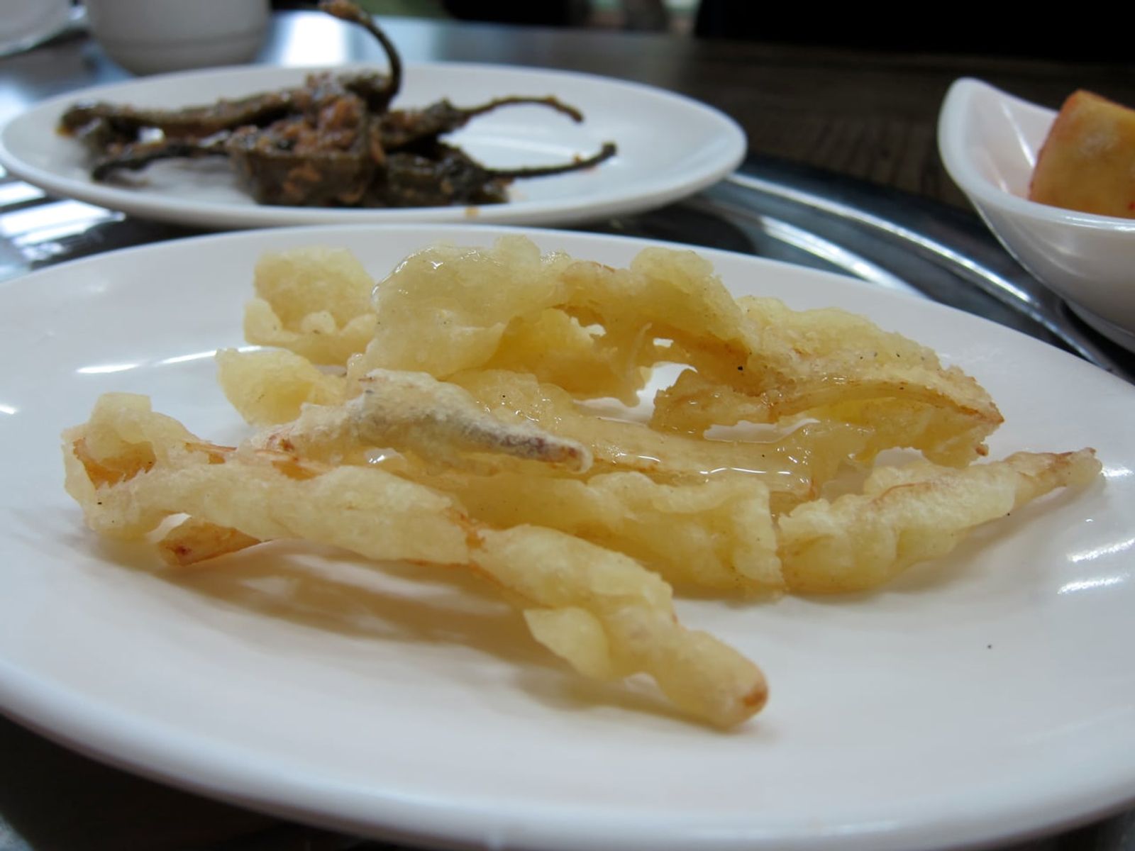 Insam twigim: whole fresh ginseng, battered and fried · Photo: Eugene Kim / CC BY 2.0 (Wikimedia Commons)