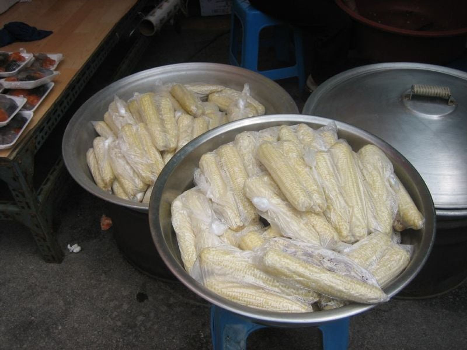 Steamed corn sold at a Korean market · Photo: N-C (Flickr: www.flickr.com/photos/n-c/) / CC BY-SA 2.0 (Wikimedia Commons)