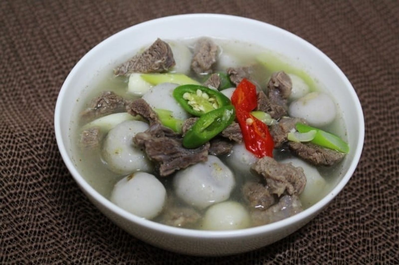 Clear taro soup with beef · Photo: 김정옥 / CC BY 2.0 kr (Wikimedia Commons)