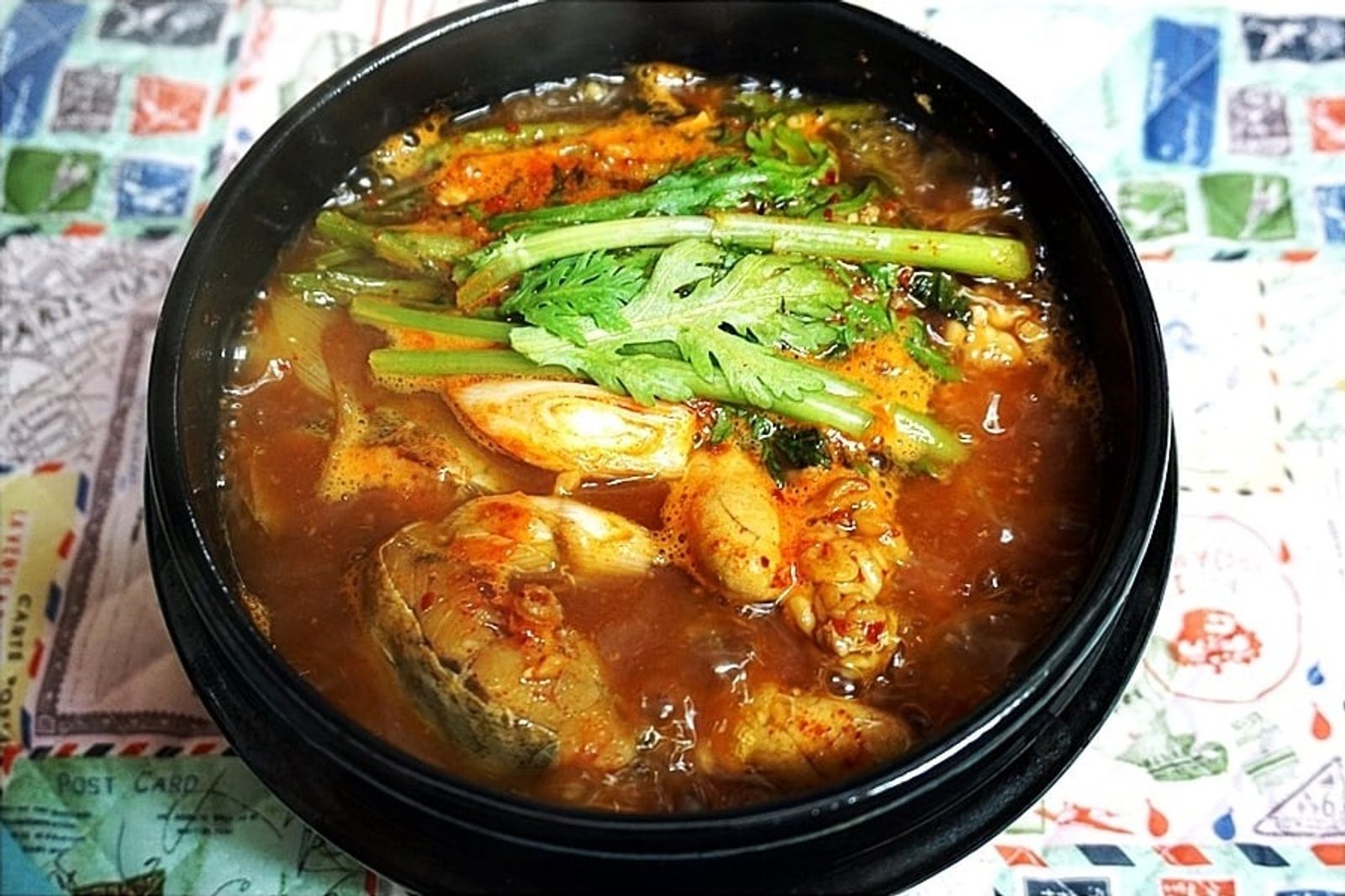 Spicy frozen pollock stew (dongtae-jjigae) · Photo: cryb9191 / CC BY 4.0 (Wikimedia Commons)