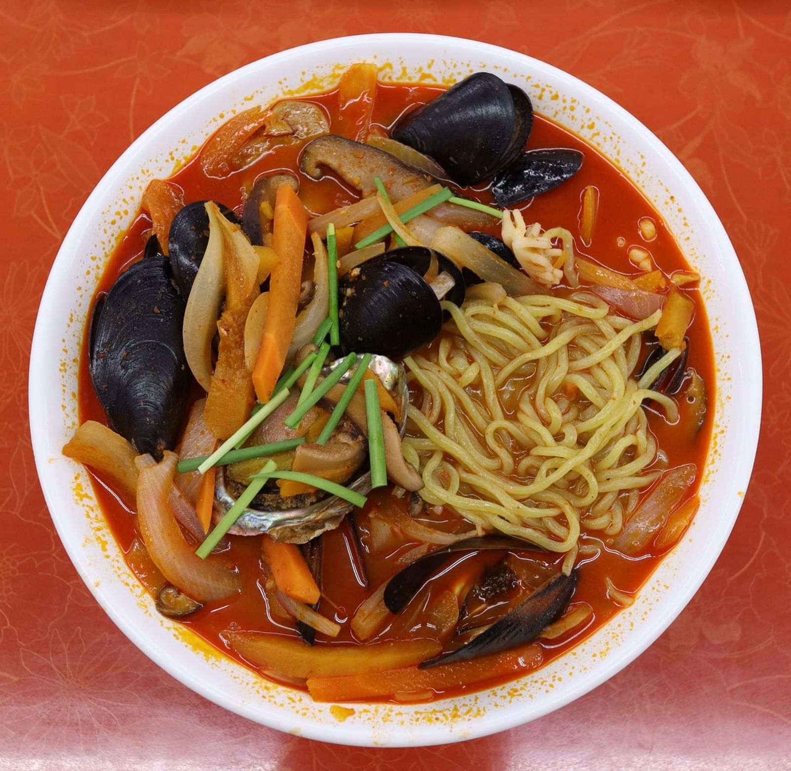 Jjamppong topped with plenty of mussels · Photo: Mobius6 / CC BY-SA 4.0 (Wikimedia Commons)