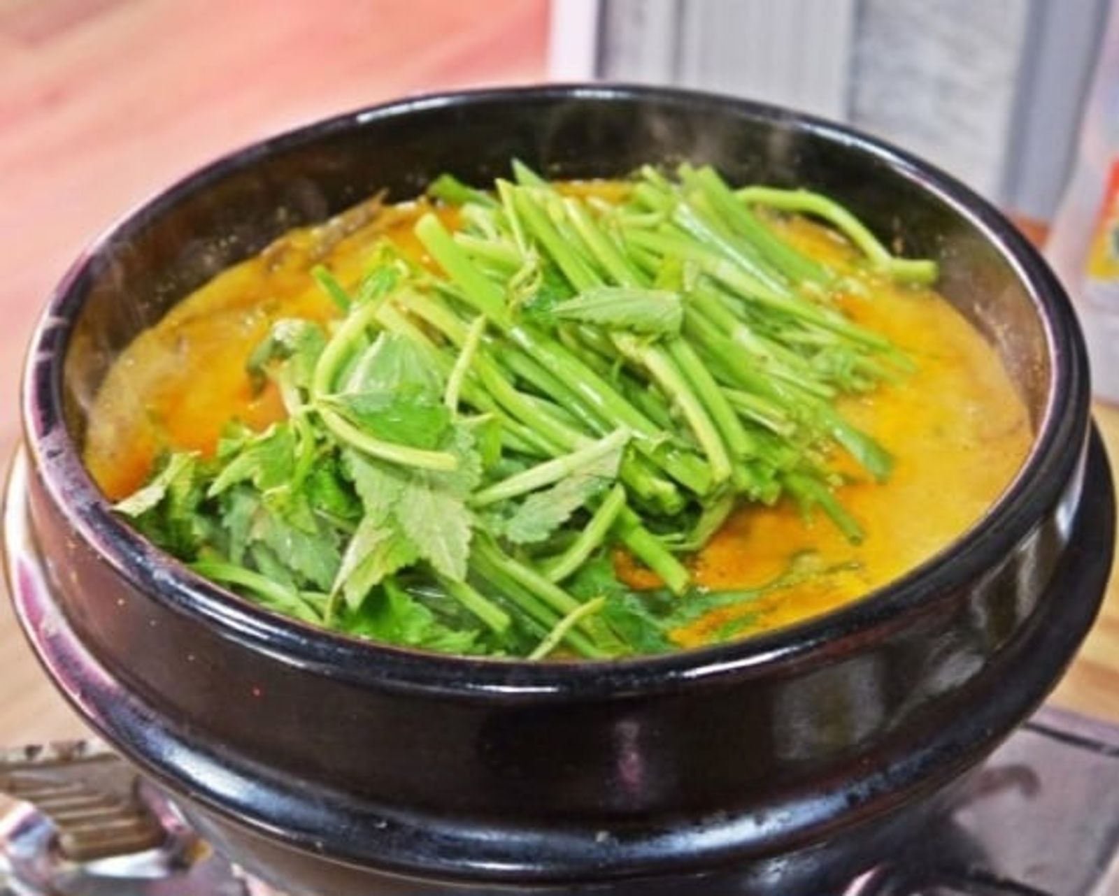 Gwangju-style duck soup topped with water parsley · Photo: 동네부기 / CC BY-SA 2.0 kr (Wikimedia Commons)