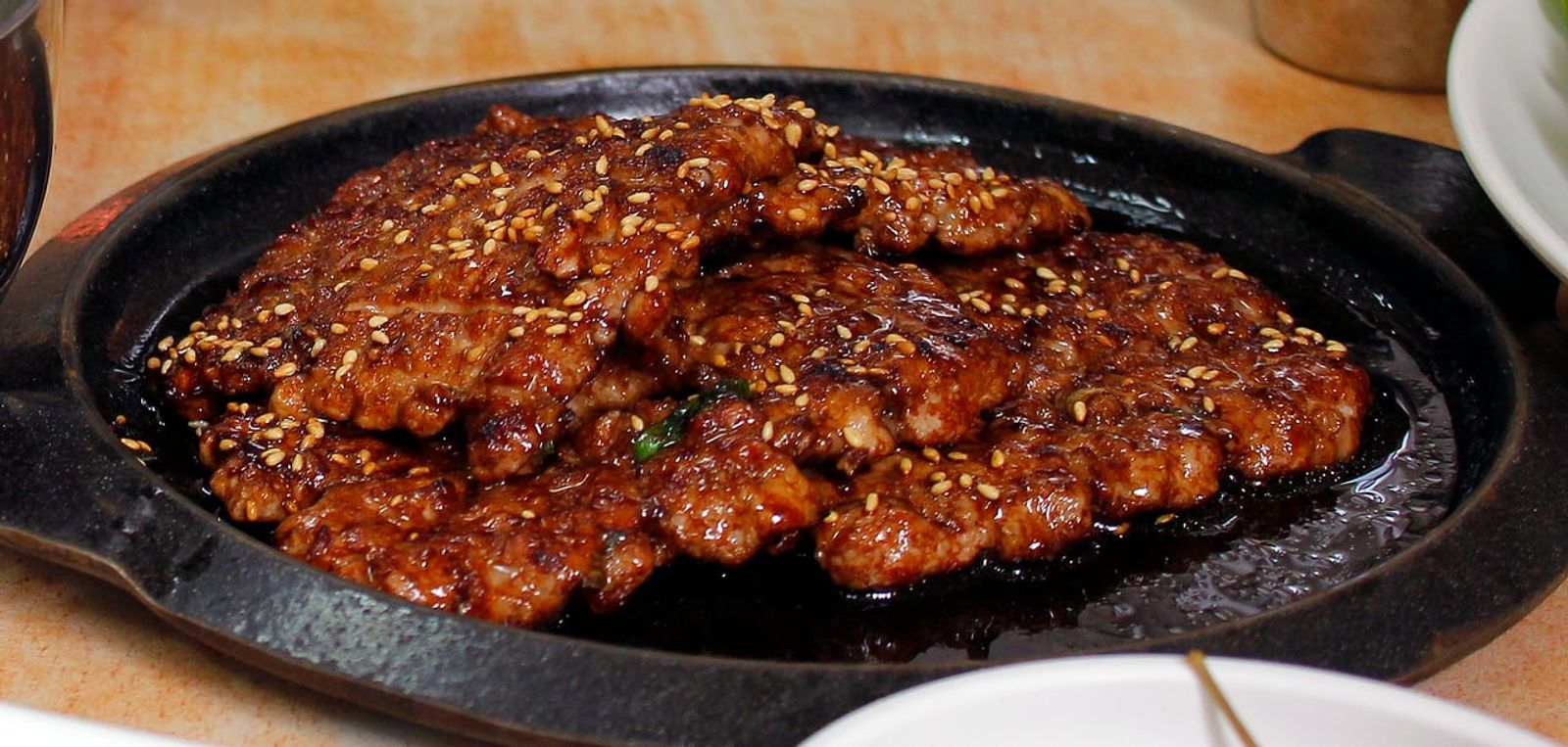 Charcoal-grilled Songjeong tteokgalbi · Photo: Minseong Kim / CC BY-SA 4.0 (Wikimedia Commons)
