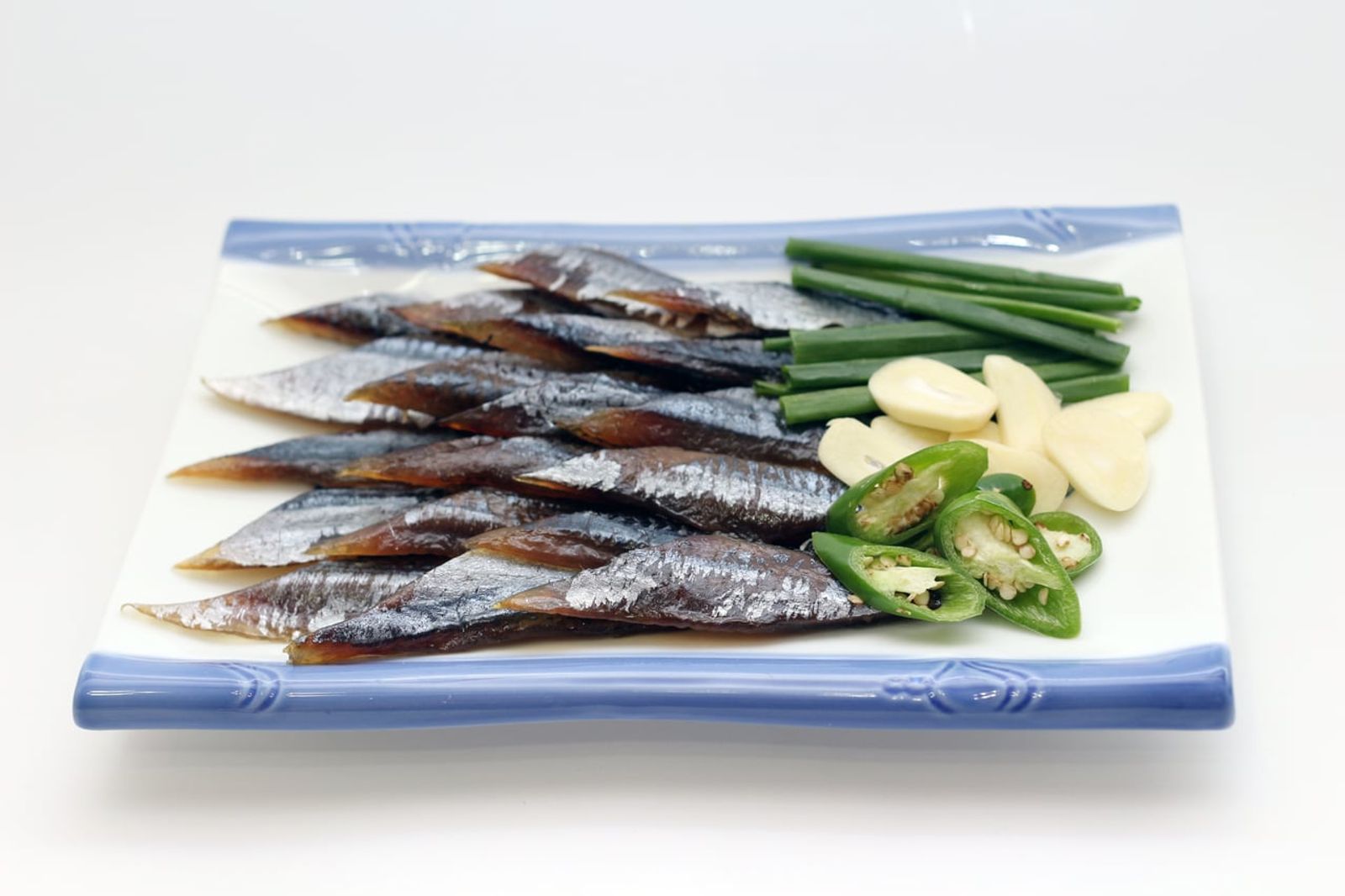 Gwamegi with chives, garlic and chili · Photo: Hyeon-Jeong Suk / CC BY 2.0 (Wikimedia Commons)