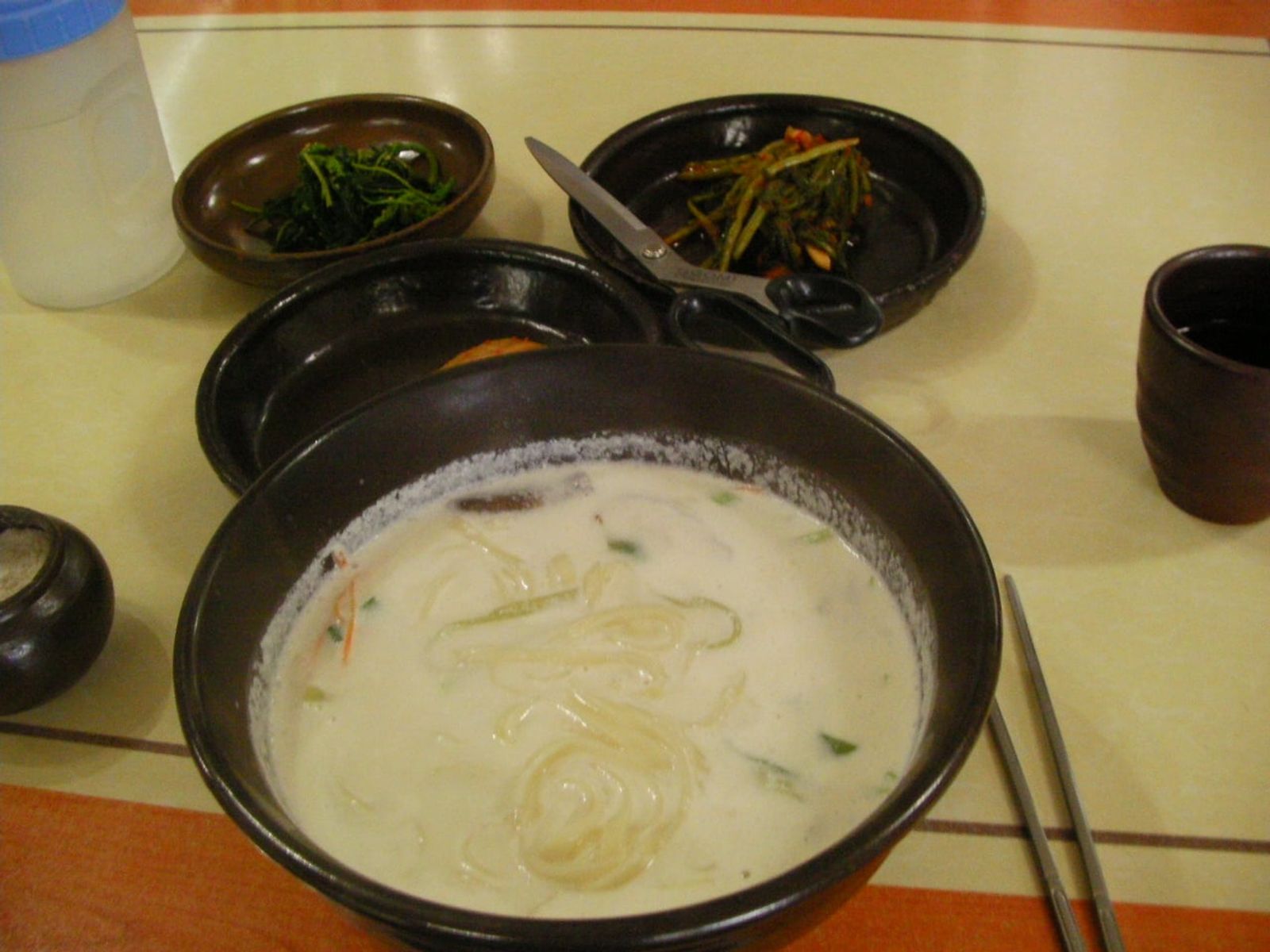 Jat-guksu in pine nut broth · Photo: pcamp / CC BY 2.0 (Wikimedia Commons)