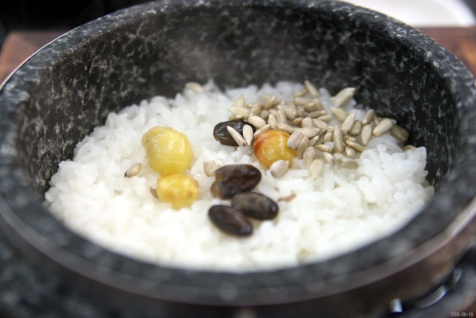 利川の石焼きご飯 · 写真: by Junho Jung at Flickr from South Korea / CC BY-SA 3.0 (Wikimedia Commons)