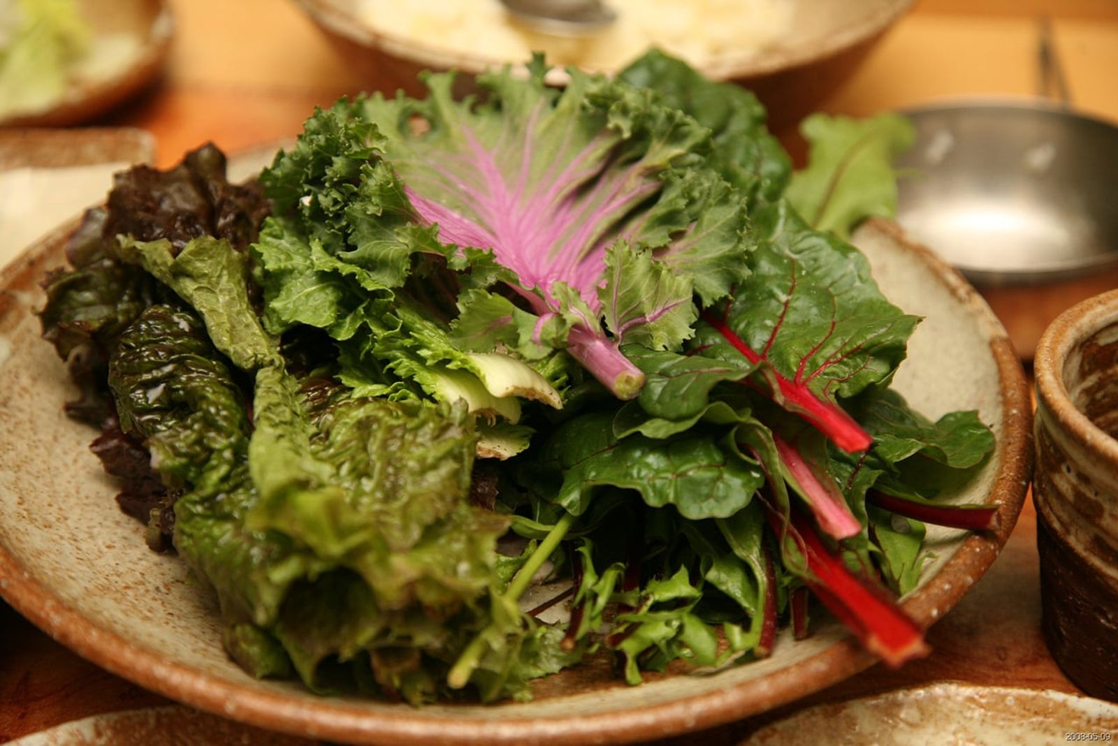 Leafy greens served with ssambap · Photo: Junho Jung (Flickr) / CC BY-SA 3.0 (Wikimedia Commons)
