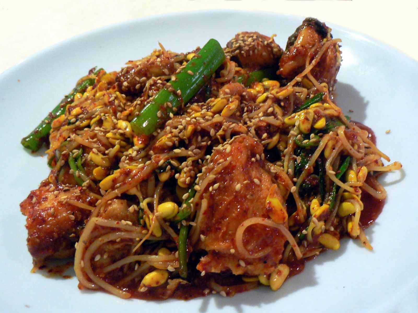 Agujjim with bean sprouts and water parsley · Photo: stu_spivack (Flickr) / CC BY-SA 2.0 (Wikimedia Commons)
