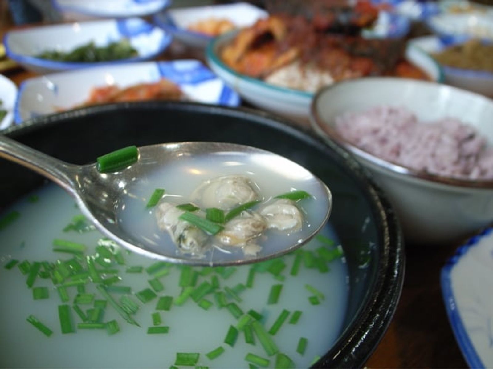Clam soup topped with chives · Photo: shizu k (shezzz), Flickr / CC BY-SA 2.0 (Wikimedia Commons)
