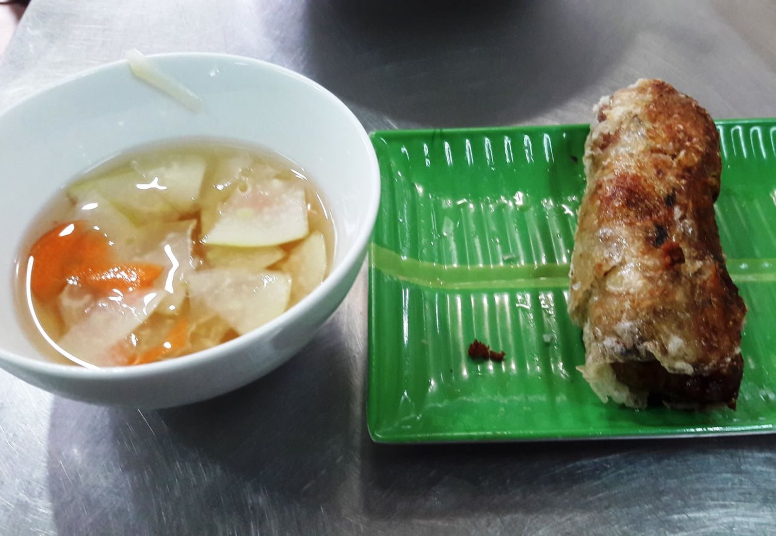 Hai Phong-style nem cua bể with dipping sauce · Photo: Phương Huy / CC BY-SA 4.0 (Wikimedia Commons)