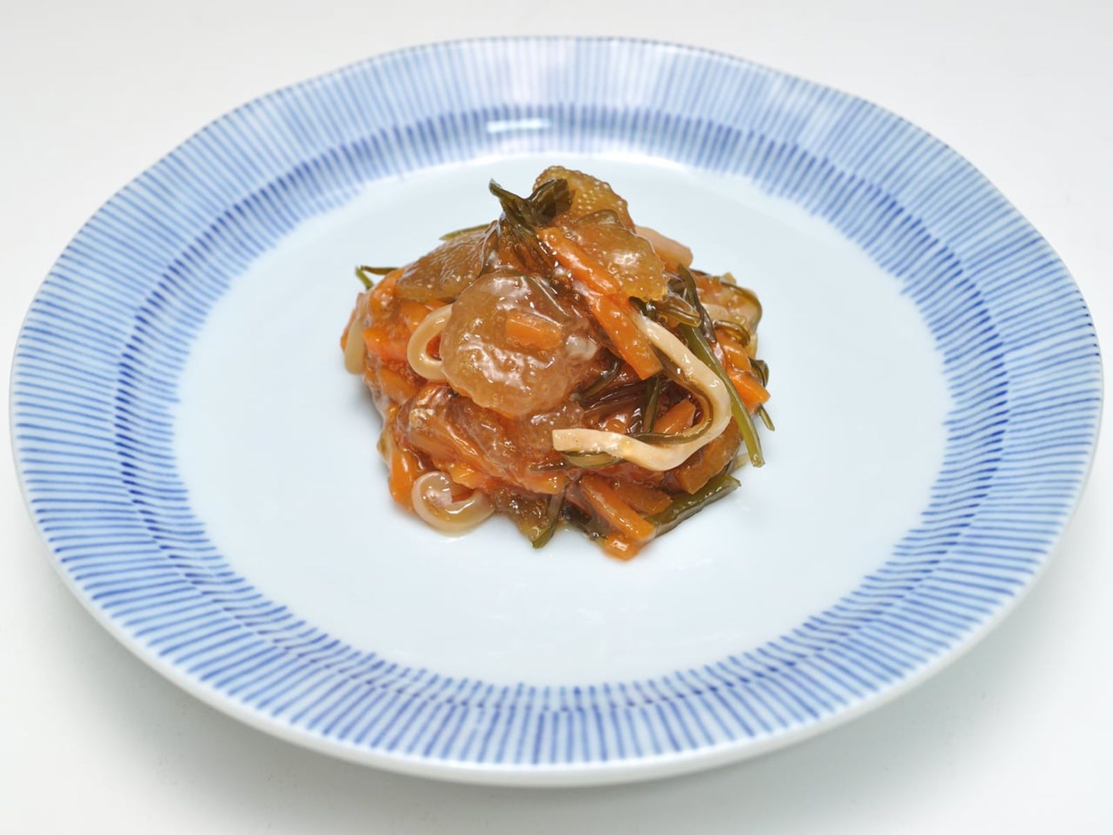 昆布とスルメの松前漬け · 写真: Ocdp / CC0 (Wikimedia Commons)